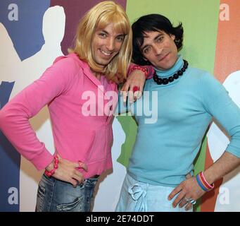 Les acteurs français Samantha et Chantal de l'émission de télévision sur France 2 pose de chaîne lors de la Foire du Livre 'le salon du Livre' qui s'est tenue à la porte de Versailles, à Paris, France, le 24 mars 2007. Photo de Denis Guignebourg/ABACAPRESS.COM Banque D'Images