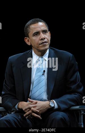 Le sénateur Barack Obama, candidat démocrate à la présidence, répond à une question lors d'un forum sur les soins de santé à l'Université du Nevada à Las Vegas, NV, USA, le 24 mars 2007. Photo de Lionel Hahn/ABACAPRESS.COM Banque D'Images