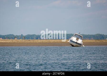 Bateau à moteur beachon dans la baie d'Arcachon, Gironde, France. Pendant la marée basse amarré bateaux sortent de l'eau Banque D'Images