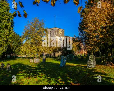 Une vue sur l'église St Mary à Kintbury, Berkshire, lors d'une magnifique journée d'automne ensoleillée. Banque D'Images