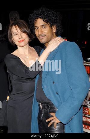 Barbara Hershey et Naveen Andrews assistent à la première de dimension film 'Grindhouse' tenue au Orpheum Theatre à Los Angeles, CA, Etats-Unis, le 26 mars 2007. Photo de Lionel Hahn/ABACAPRESS.COM Banque D'Images