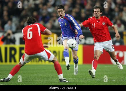 Samir Nasri, France, combat pour le ballon avec Rene Aufhauser, Autriche, et Satheel Kuljic lors du match international amical, France contre Autriche au Stade de France, à Saint-Denis, près de Paris, le 28 mars 2007. La France a gagné 1-0. Photo de Mehdi Taamallah/Cameleon/ABACAPRESS.COM Banque D'Images