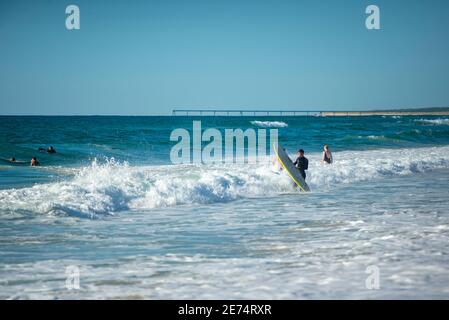 Plage bondée à Biscarrosse Plage, Nouvelle Aquitaine, France. Biscarrosse est une destination de vacances importante dans les Landes, dans le sud-ouest de la France Banque D'Images