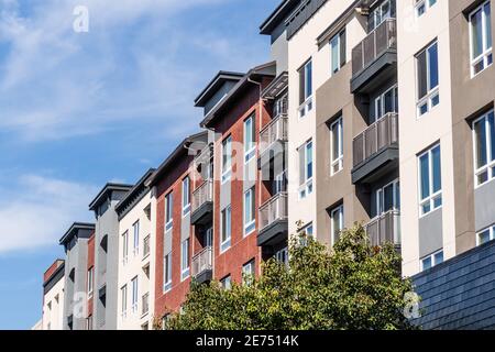 Vue extérieure d'un immeuble d'appartements moderne offrant des unités de location de luxe dans la Silicon Valley; Sunnyvale, région de la baie de San Francisco, Californie Banque D'Images