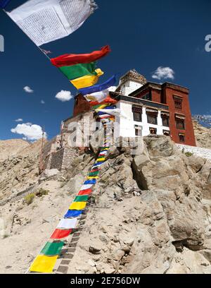 Namgyal Tsemo Gompa avec drapeaux de prière - Leh - Ladakh - Jammu-et-Cachemire - Inde Banque D'Images