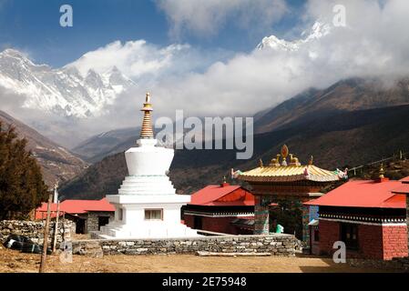 Stupa, Ama Dablam, Lhotse et le sommet de l'Everest de Tengboche - chemin vers le camp de base d'Everesr - vallée de Khumbu - Népal Banque D'Images