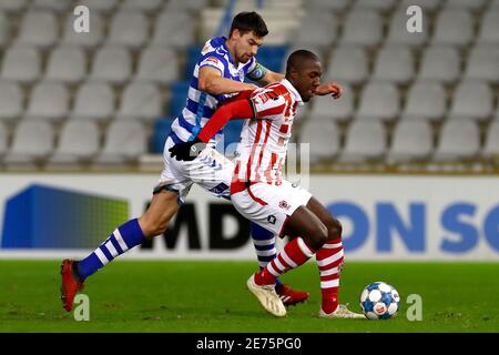 DOETINCHEM, PAYS-BAS - JANVIER 29: L-R: Ted van de Pavert de Graafschap, Kyvon Leidsman de TOP OSS pendant le match néerlandais de Keukenkampidivisioenie Banque D'Images