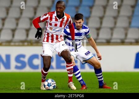 DOETINCHEM, PAYS-BAS - JANVIER 29: G-R: Kyvon Leidsman de TOP OSS, Ted van de Pavert de Graafschap pendant le match néerlandais de Keukenkampidivisioenie Banque D'Images