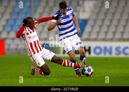 DOETINCHEM, PAYS-BAS - JANVIER 29: G-R: Kyvon Leidsman de TOP OSS, Ted van de Pavert de Graafschap pendant le match néerlandais de Keukenkampidivisioenie Banque D'Images