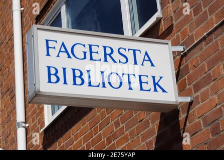 Fagersta, Suède - 10 juillet 2020 : vue rapprochée du panneau de la bibliothèque pubplic Fagersta. Banque D'Images