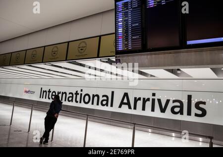 Londres, Royaume-Uni. 30 janvier 2021. Un homme qui attend au hall des arrivées internationales de Heathrow le 29 janvier 2021. Environ 200 personnes sur le même vol direct de Hong Kong sont arrivées à l'aéroport international de Heathrow. La Chine a annoncé qu'elle ne reconnaîtrait plus les passeports des citoyens britanniques d'outre-mer à partir du 31 janvier 2021, quelques heures seulement après le lancement par le Royaume-Uni de son programme visant à donner aux titulaires de passeports une voie de résidence à mesure que les libertés politiques déclinent à Hong Kong. 300,000 personnes devraient utiliser la nouvelle route de visa pour quitter Hong Kong pour la Grande-Bretagne. (Image de crédit : Banque D'Images