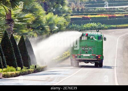 Arrosoir et buisson de camion aquatique dans le parc Banque D'Images