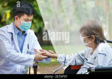 Médecin Vérifiez le pouls de la fréquence cardiaque sur le poignet du patient Banque D'Images