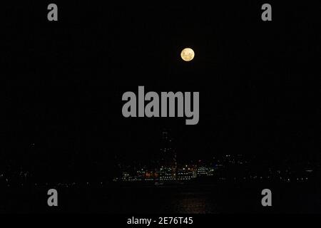 Rio de Janeiro, Rio de Janeiro, Brésil. 29 janvier 2021. Rio de Janeiro (RJ), 29/01/2021 - LUA /RIO DE JANEIRO - Vista da Lua na marina da Gloria no Rio de Janeiro na noite desta, sexta-feira crédit: Leco Viana/TheNEWS2/ZUMA Wire/Alay Live News Banque D'Images