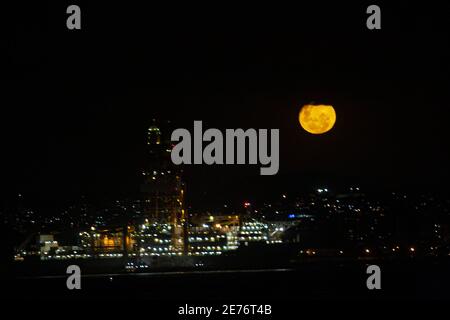 Rio de Janeiro, Rio de Janeiro, Brésil. 29 janvier 2021. Rio de Janeiro (RJ), 29/01/2021 - LUA /RIO DE JANEIRO - Vista da Lua na marina da Gloria no Rio de Janeiro na noite desta, sexta-feira crédit: Leco Viana/TheNEWS2/ZUMA Wire/Alay Live News Banque D'Images