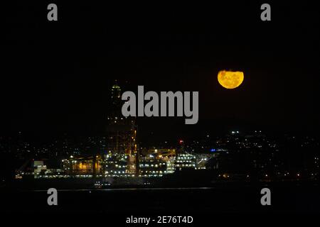 Rio de Janeiro, Rio de Janeiro, Brésil. 29 janvier 2021. Rio de Janeiro (RJ), 29/01/2021 - LUA /RIO DE JANEIRO - Vista da Lua na marina da Gloria no Rio de Janeiro na noite desta, sexta-feira crédit: Leco Viana/TheNEWS2/ZUMA Wire/Alay Live News Banque D'Images