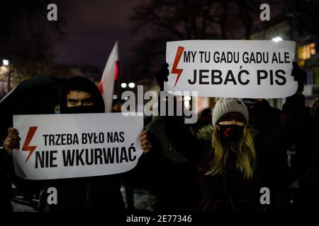 Krakow, Pologne. 27 janvier 2021. Les manifestants portant un masque facial tiennent des pancartes pendant la manifestation.après que le verdict de la Cour constitutionnelle polonaise de mettre en œuvre l'une des lois anti-avortement les plus restrictives d'Europe est entré en vigueur le 27 janvier, des centaines de Polonais ont pris les rues dans toutes les grandes villes. Les manifestations organisées par la grève des femmes ont éclaté à nouveau après l'adoption du nouveau projet de loi anti-avortement. Crédit : SOPA Images Limited/Alamy Live News Banque D'Images