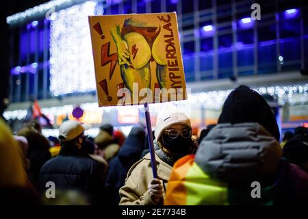 Krakow, Pologne. 27 janvier 2021. Un manifestant tient un écriteau pendant la manifestation.après que le verdict de la Cour constitutionnelle polonaise de mettre en œuvre l'une des lois anti-avortement les plus restrictives d'Europe est entré en vigueur le 27 janvier, des centaines de Polonais ont pris les rues dans toutes les grandes villes. Les manifestations organisées par la grève des femmes ont éclaté à nouveau après l'adoption du nouveau projet de loi anti-avortement. Crédit : SOPA Images Limited/Alamy Live News Banque D'Images