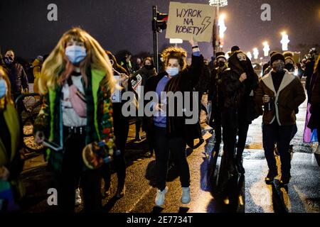 Krakow, Pologne. 27 janvier 2021. Les manifestants ont vu sauter en tenant une pancarte à la manifestation.après que le verdict de la Cour constitutionnelle polonaise de mettre en œuvre l'une des lois anti-avortement les plus restrictives d'Europe est entré en vigueur le 27 janvier, des centaines de Polonais ont pris les rues dans toutes les grandes villes. Les manifestations organisées par la grève des femmes ont éclaté à nouveau après l'adoption du nouveau projet de loi anti-avortement. Crédit : SOPA Images Limited/Alamy Live News Banque D'Images