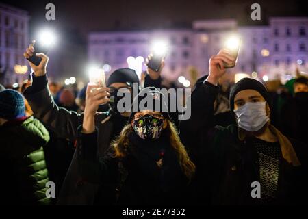 Krakow, Pologne. 27 janvier 2021. Des manifestants ont vu leur smartphone allumé pendant la manifestation.après que le verdict de la Cour constitutionnelle polonaise de mettre en œuvre l'une des lois anti-avortement les plus restrictives d'Europe est entré en vigueur le 27 janvier, des centaines de Polonais ont envahi les rues de toutes les grandes villes. Les manifestations organisées par la grève des femmes ont éclaté à nouveau après l'adoption du nouveau projet de loi anti-avortement. Crédit : SOPA Images Limited/Alamy Live News Banque D'Images