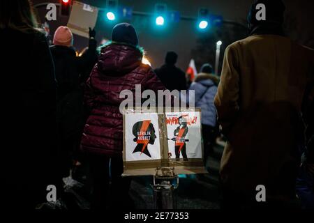 Krakow, Pologne. 27 janvier 2021. Des symboles de grève des femmes sont visibles sur un vélo pendant la manifestation.après que le verdict de la Cour constitutionnelle polonaise de mettre en œuvre l'une des lois anti-avortement les plus restrictives d'Europe est entré en vigueur le 27 janvier, des centaines de Polonais ont pris les rues dans toutes les grandes villes. Les manifestations organisées par la grève des femmes ont éclaté à nouveau après l'adoption du nouveau projet de loi anti-avortement. Crédit : SOPA Images Limited/Alamy Live News Banque D'Images