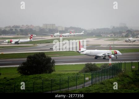 Lisbonne, Portugal. 29 janvier 2021. LES avions TAP Air Portugal sont vus à l'aéroport international de Lisbonne à Lisbonne, Portugal, le 29 janvier 2021. Le Parlement portugais a approuvé jeudi le renouvellement de l'état d'urgence dans le pays de janvier 31 à février 14 avec des mesures plus restrictives pour contenir la COVID-19. Parmi les changements proposés par le gouvernement, il est proposé de limiter les citoyens portugais à voyager à l'extérieur du pays par tous les moyens, ainsi que le retour du contrôle des frontières terrestres. Crédit: Pedro Fiuza/Xinhua/Alay Live News Banque D'Images