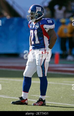 NFC running back Tiki Barber of New York Giants stands on the field during the fourth quarter of the NFL Pro Bowl football game in Honolulu, Hawaii February 10, 2007. REUTERS/Hugh Gentry (UNITED STATES)