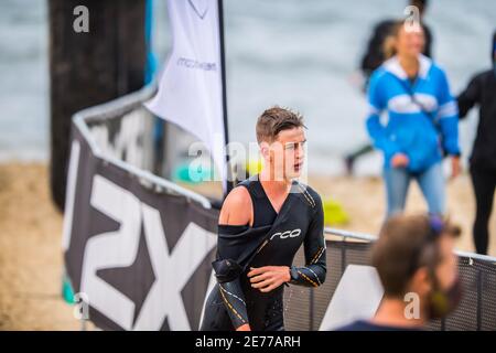 Melbourne, Australie. 17 janvier 2021. Ryan McKenzie en train de courir pendant la série 2021 de triathlon 2XU, course 1 à St Kilda Beach. Crédit : SOPA Images Limited/Alamy Live News Banque D'Images