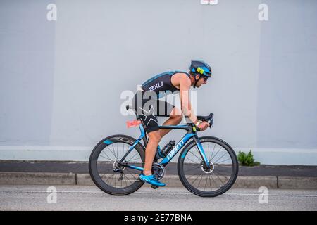 Melbourne, Australie. 17 janvier 2021. Levi Maxwell à vélo pendant le triathlon série 2021 2XU, course 1 à la plage de St Kilda. Crédit : SOPA Images Limited/Alamy Live News Banque D'Images