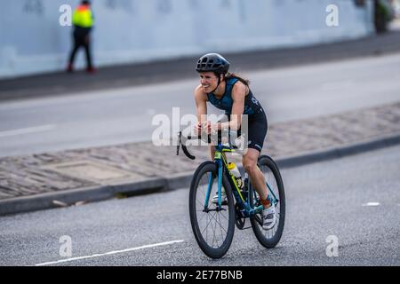 Melbourne, Australie. 17 janvier 2021. Grace Thek a vu monter à vélo pendant le triathlon 2XU série 2021, course 1 à St Kilda Beach. Crédit : SOPA Images Limited/Alamy Live News Banque D'Images