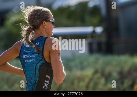 Melbourne, Australie. 17 janvier 2021. Emma Hogan a vu courir pendant la série de triathlon 2XU 2021, course 1 à la plage de St Kilda. Crédit : SOPA Images Limited/Alamy Live News Banque D'Images