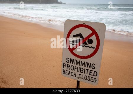 Plage interdite de baignade panneau fermé à Avalon Beach pendant dangereux Conditions de surf, Sydney, Nouvelle-Galles du Sud, Australie Banque D'Images