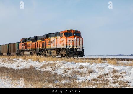 Train de marchandises BNSF transportant du charbon vers l'est près de Danville, Iowa Banque D'Images