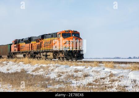 Train de marchandises BNSF transportant du charbon vers l'est près de Danville, Iowa Banque D'Images