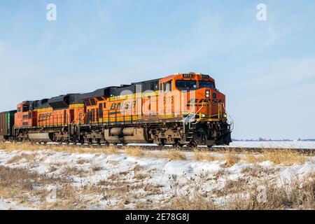 Train de marchandises BNSF transportant du charbon vers l'est près de Danville, Iowa Banque D'Images