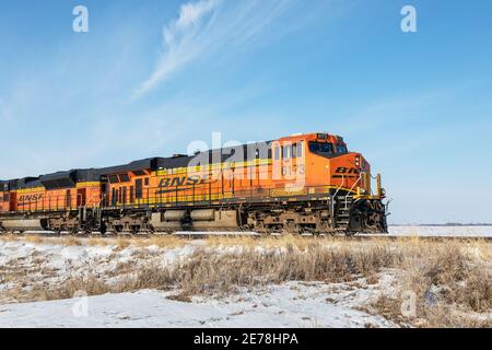 Train de marchandises BNSF transportant du charbon vers l'est près de Danville, Iowa Banque D'Images