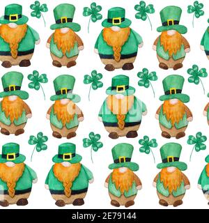 Motif aquarelle sans couture dessiné à la main avec éléments de parade de jour de St Patrick, gnomes irlandais nains les lixiviats dans des chapeaux verts. Le trèfle chanceux fond de shamrock, la magie de la culture celtique tradition . Banque D'Images