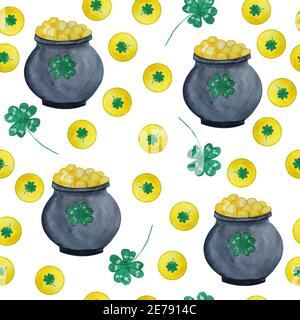 Motif aquarelle sans couture dessiné à la main avec éléments de la Saint Patrick, pièces en or du Trésor magique. Celtic Lucky Clover shamrosck laisse fond, célébration Irlande défilé tradition. Banque D'Images