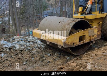 Le bulldozer déplace le sol en creusant le sol et effectue des travaux d'aménagement paysager construction sol en mouvement Banque D'Images