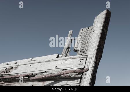 Hulk de vieux bateau de pêche en bois détroqué sur la rive de Ocean Beach Road Southland Nouvelle-Zélande. Banque D'Images