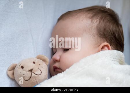 Concepts d'enfance, de soins, de maternité, de santé - Close up peu de paix calme bébé bébé bébé bébé fille sommeil repos prendre la sieste profonde ponte câlin ours teddy Banque D'Images