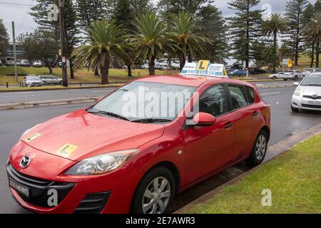 Véhicule des instructeurs de l'école de conduite de Sydney Australie pour enseigner la plaque L. les conducteurs apprenant comment conduire une voiture Banque D'Images