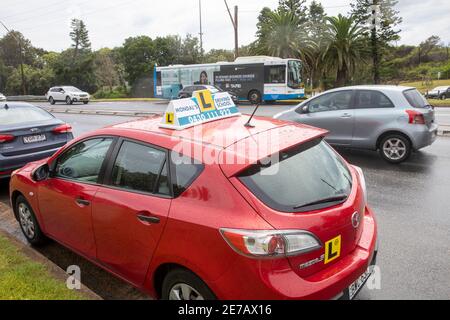 Véhicule des instructeurs de l'école de conduite de Sydney Australie pour enseigner la plaque L. les conducteurs apprenant comment conduire une voiture Banque D'Images