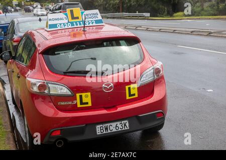 Véhicule des instructeurs de l'école de conduite de Sydney Australie pour enseigner la plaque L. les conducteurs apprenant comment conduire une voiture Banque D'Images