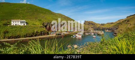 BOSCASTLE, CORNWALL, Royaume-Uni - 14 JUIN 2009 : vue panoramique sur le port depuis la colline au-dessus du port Banque D'Images