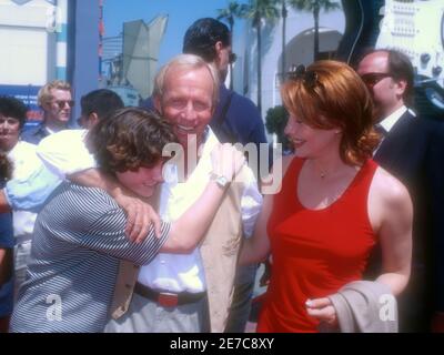 Universal City, Californie, États-Unis 5 mai 1996 (L-R) acteur Elijah Wood, acteur Paul Hogan et actrice Linda Kozlowski assister à Universal Pictures 'Flipper' Premiere le 5 mai 1996 au Cinemas Cineplex Odeon Unversal City à Universal City, Californie, États-Unis. Photo par Barry King/Alay stock photo Banque D'Images