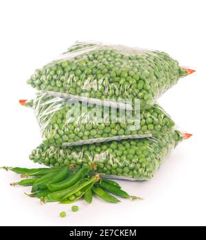 Composition avec légumes surgelés biologiques sur fond blanc. Petits pois verts dans l'emballage Banque D'Images