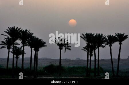 Le soleil se lève alors que des soldats de l'armée américaine de la 10ème Division des montagnes et des troupes iraquiennes mènent une opération près de Mahmudiya, au sud de Bagdad, le 21 avril 2007. REUTERS/Bob Strong (IRAK)