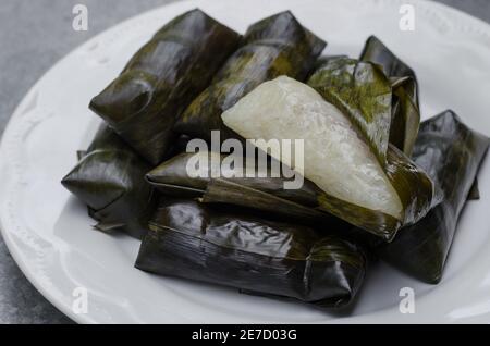 Le riz sticky sucré (ou « Khao Tom Mad » au nom thaïlandais) est un dessert thaïlandais traditionnel. Banque D'Images