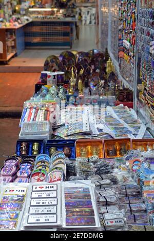 Le marché de nuit dans la rue Temple de Hong Kong, beaucoup de bibelots, de chemises et de panneaux en vente. Souvenirs bon marché et joyeux pour les touristes. Banque D'Images